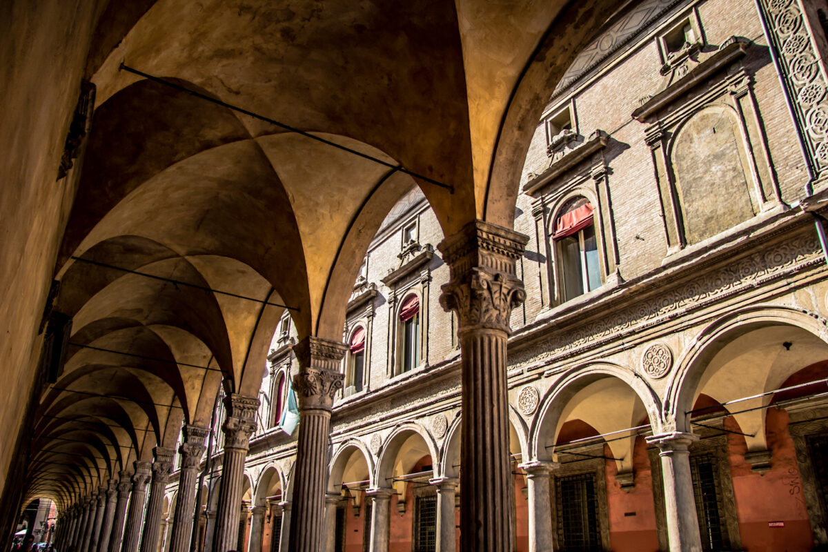 Бологна. Портики Болоньи в Италии. Bologna Италия портики. Болонский университет Италия эпоха Возрождения. Болонья дворец Архигимназии.